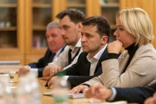 Зеленский и Гончарук встретились с родными военных, погибших на Донбассе
