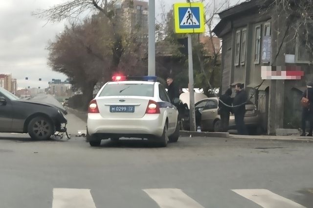 В Тюмени автомобиль, попавший в ДТП, отбросило на пешехода