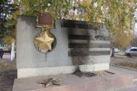 Неизвестные сожгли венок возле памятника участникам войны.