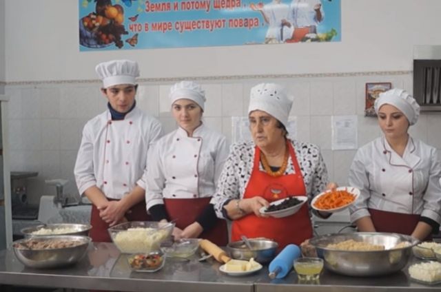 Халимат Акбаева проподит мастер-класс по приготовлению крым хычинов
