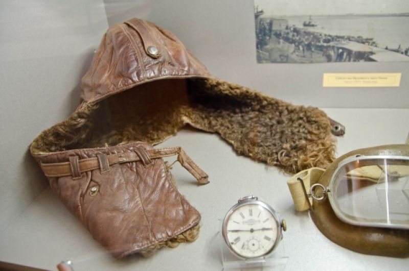 Шлем лётчика, часы и очки. Предоставлено Музеем городского быта.