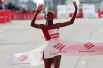 Кейнийская бегунья Бриджит Косгей занимает первое место на Чикагском марафоне и устанавливает новый мировой рекорд — 2 часа 14 минут.