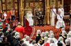 Королева Елизавета II выступает с тронной речью на торжественной церемонии открытия парламента Великобритании. 