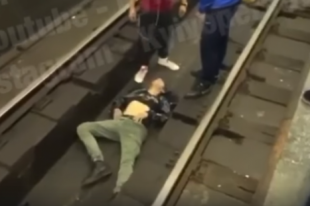 В метро Киева мужчина упал на колею