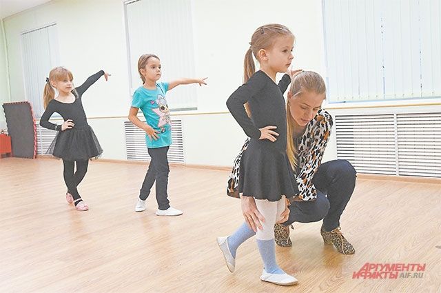 По словам педагога, чем раньше начать обучать ребёнка танцам, тем больше вероятность того, что он достигнет больших успехов в хореографии и сможет заниматься танцами профессионально.