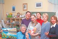 Группа «долголетов» Гагаринского района вместе с преподавателем по живописи Анной Доблаевой.