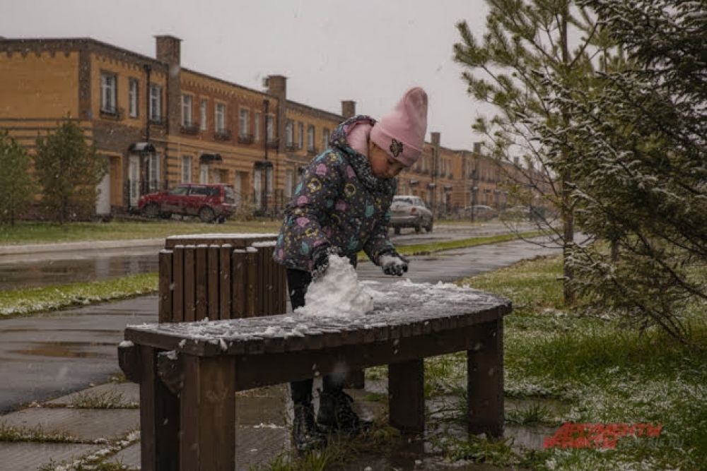 Во дворах города уже появляются первые, пусть совсем небольшие, но самые настоящие снеговички, снежные бабы и другие фигуры.