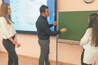 Махран Альджарадат из палестинского Хеврона преподаёт в школе лишь второй месяц, но уже сумел создать учебные пособия для обучения арабскому. 