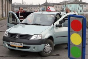 Депутаты предлагают отменить автошколы и курсы вождения: подробности