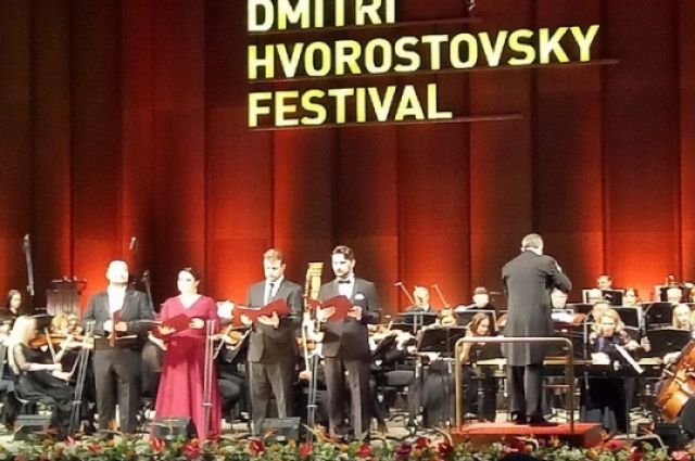 Дирижировал Красноярским симфонический оркестром, который входит в пятерку лучших музыкальных коллективов мира, Юджин Кон из США