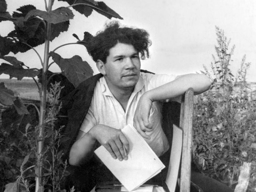 Первый сборник стихов «Отряд тронулся» вышел в свет в 1938 году, когда автору было всего 19 лет.