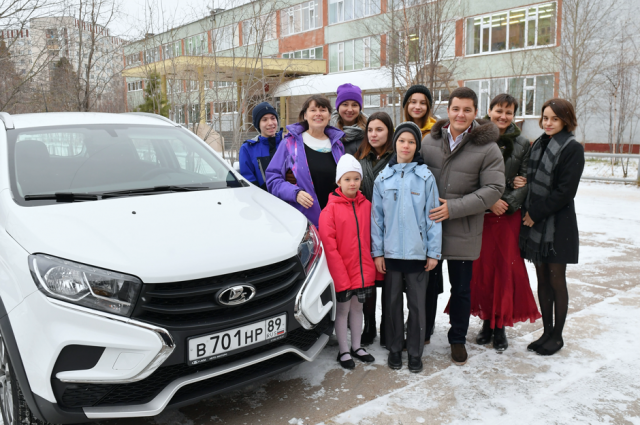 Глава ЯНАО подарил автомобиль многодетной семье из Ноябрьска