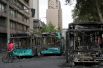 Сгоревшие автобусы, уничтоженные во время акции протеста в Сантьяго.