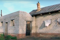 Дом, в котором жила семья девочки, в Орловской области.