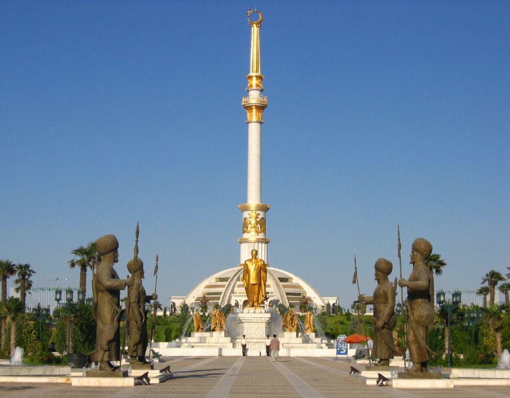 Монумент Независимости Туркменистана. На мраморном постаменте воздвигнута позолоченная фигура Сапармурата Ниязова.