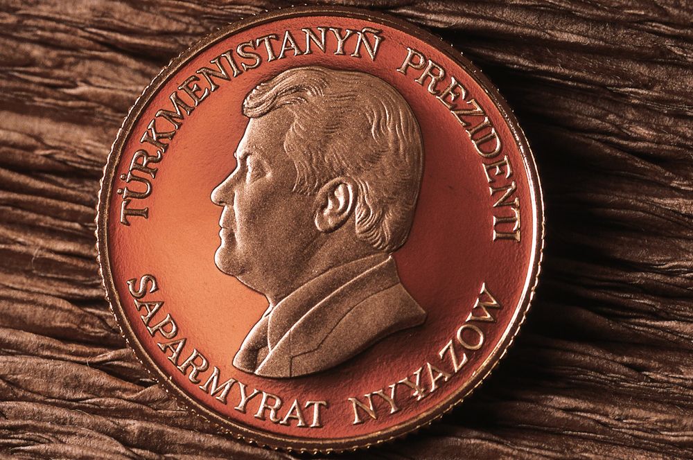 В 2001 году, к десятилетию независимости Туркмении, Центробанк страны выпустил юбилейную золотую монету достоинством в 1000 манат, на аверсе которой изображен портрет Туркменбаши.