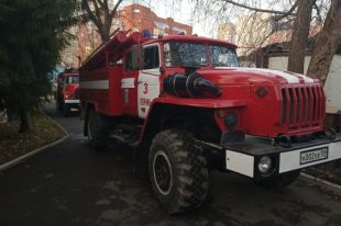 Три человека успели покинуть горящее здание до прибытия пожарных.