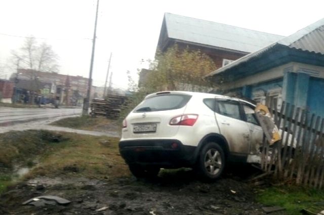 В Тюмени автомобиль, попавший в ДТП, от удара врезался в частный дом