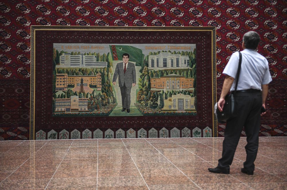 Портреты Туркменбаши размещались на плакатах и транспарантах, висели в каждом доме или учреждении. На фото: портрет Ниязова в музее Государственного культурного центра Туркменистана в Ашхабаде.