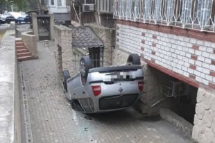 В Одессе с высоты упал автомобиль: пострадал пятилетний ребенок