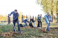 Владимир Нетёсов  с коллегами убирал листву и мусор, участвовал в подготовке зелёных насаждений к зиме.