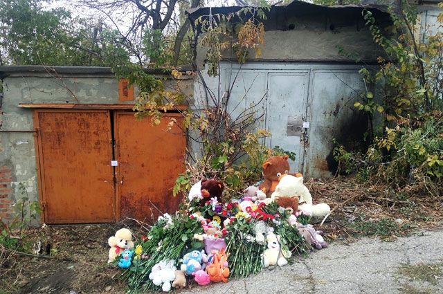 Игрушки и цветы на месте убийства Лизы.