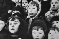 Блокадный Ленинград. Дети наблюдают за самолетами.