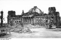 Разрушенное здание Рейхстага в Берлине, 1946 год.