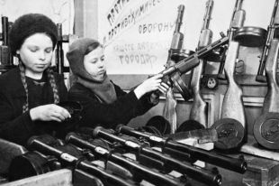 Вооружения катастрофически не хватало. На сборке оружия работали даже дети.