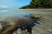 Разлив нефти на пляже Карнейрос в муниципалитете Тамандаре, штат Пернамбуку.