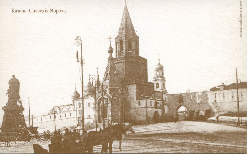 Площадь 1 Мая. Спасские ворота и памятник Александру II (сейчас на этом месте памятник Мусе Джалилю).