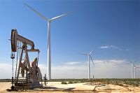 Нефтяная скважина и ветряные турбины в Стэнтоне, западный Техас.