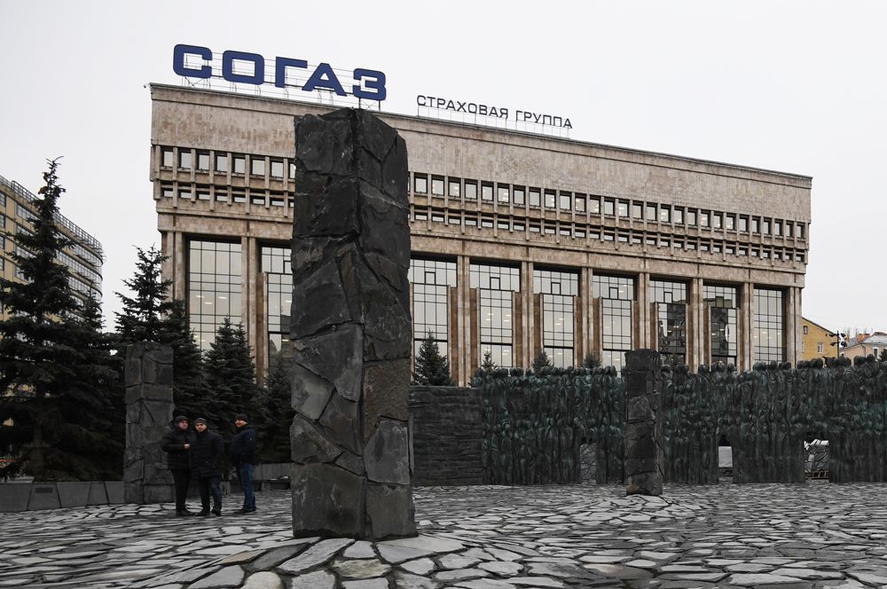 Новичок в рейтинге — супруга миллиардера Юрия Ковальчука Татьяна (600 млн долларов). Вместе с мужем она владеет 49,9% компании «Большой дом 9», которая опосредованно контролирует 32,3% группы «Согаз».