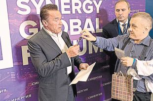 Сергей всю жизнь бредил Шварценеггером и его железной рукой. Мечтал о встрече. И домечтался. В октябре 2019-го в Петербурге, на образовательном форуме, они встретились.