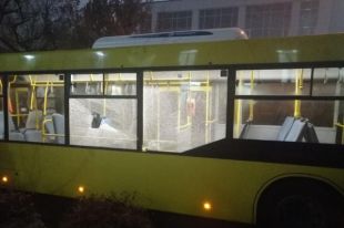 ЧП в Киеве: автобусы с футбольными болельщиками забросали камнями