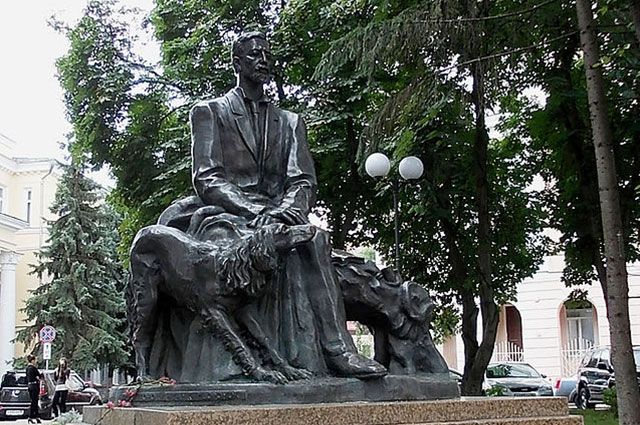 Памятник Бунину в Воронеже.