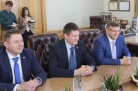 Денис Константинов (крайний справа) на встрече с брянским губернатором.
