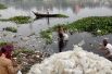 Мужчины собирают пластиковые отходы в реке Буриганга, чтобы позже переработать его, Бангладеш.