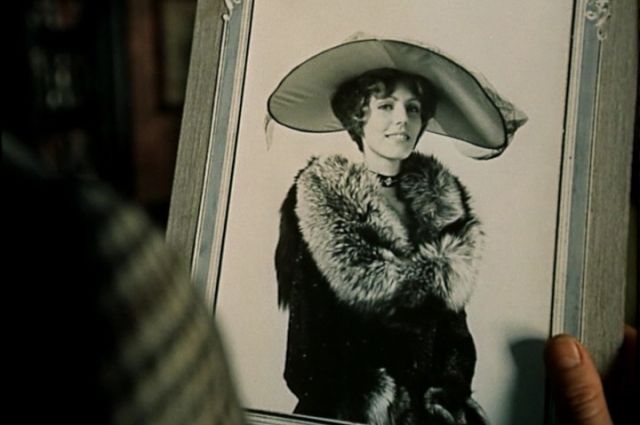 Эмма Биккер была одним из прототипов героини рассказов Артура Конан-Дойля Ирен Адлер (кадр из советского фильма о Шерлоке Холмсе)