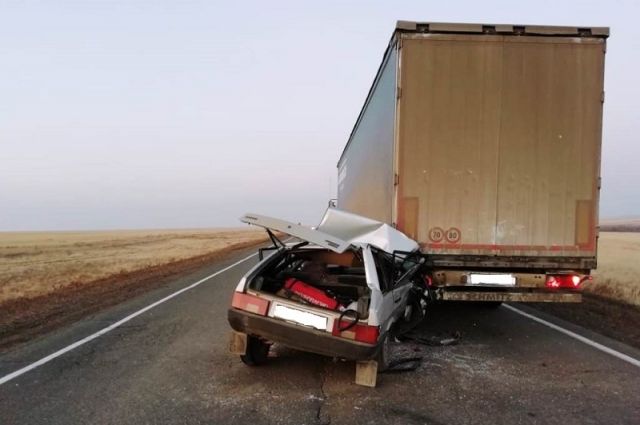 По предварительным данным, водитель легкового автомобиля не выдержал дистанцию и врезался в грузовик.