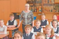 Первый директор школы Ольга Карелина сохраняет связь со своими коллегами и учениками. 