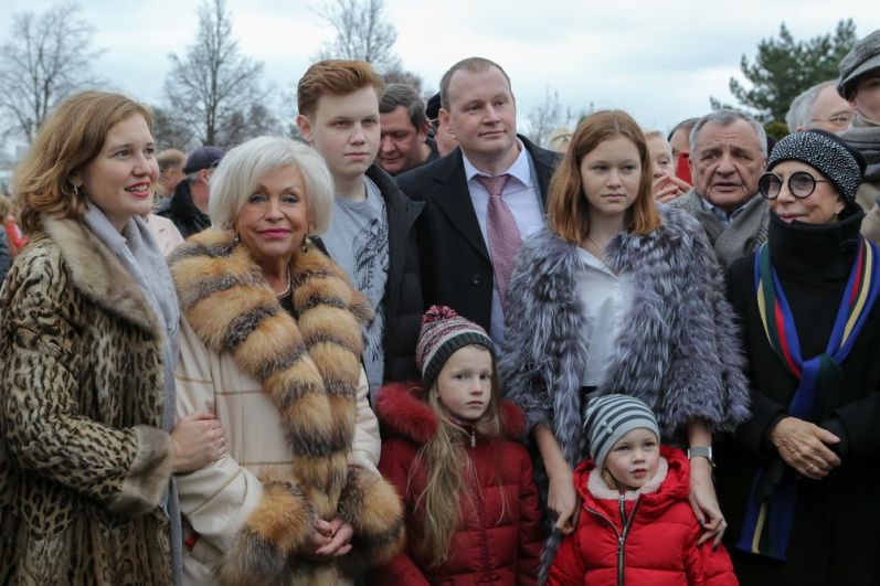 Родственники Николая Караченцова у его памятника на Троекуровском кладбище.