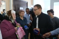 В Миасском во время визита в поликлинику Алексея Текслера сразу же обступили посетители медучреждения.