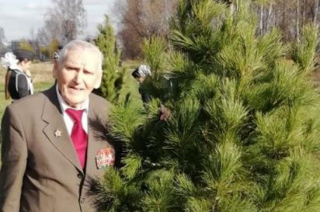 Ветерану 90 лет, он также является заслуженным шахтером Кузбасса. 