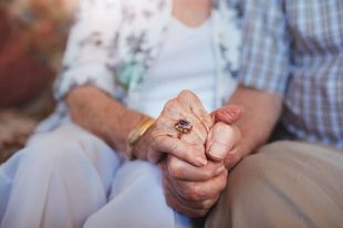 Пары, празднующие золотую свадьбу, получают 20 тыс. руб., 55 и 60 лет – 25 тыс. руб., а супруги со стажем 65 и 70 лет – 30 тыс. руб.