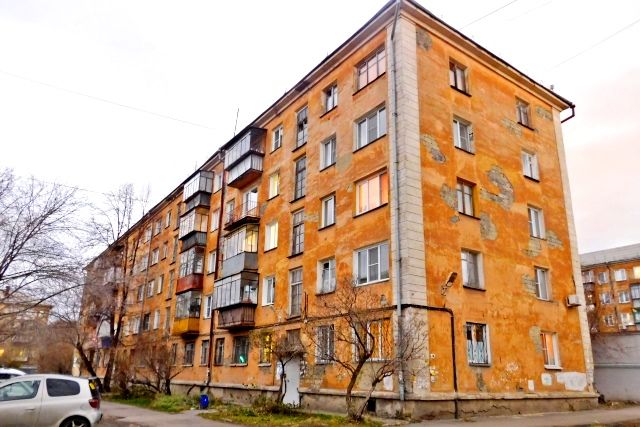 Дом на ул. Марченко, 15а построен из шлакоблока, на нём отрабатывались антикоррозийные материалы для стыков между панелей. 