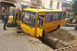 Влетел в яму: в Черновцах автобус с детьми попал в серьезное ДТП