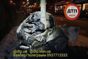 В Киеве произошло ДТП: автомобиль въехал в столб и загорелся