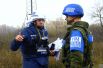 Наблюдатель ОБСЕ (слева) и член совместного центра контроля и координации прекращения огня и стабилизации обстановки на Юго-Востоке Украины (СЦКК) в поселке Золотое в Луганской области.