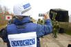 Наблюдатель ОБСЕ следит за отводом сил бойцов подразделений ЛНР в поселке Золотое в Луганской области.